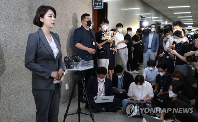 ▲ 국민의힘 배현진 최고위원이 29일 서울 여의도 국회 당 원내대표실에서 최고위원 간담회를 마치고 나와 최고위원직 사퇴 의사를 밝히고 있다. ⓒ연합뉴스(사진=공동취재단)