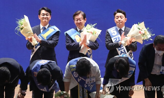 ▲ 더불어민주당 박용진(왼쪽부터)·이재명·강훈식 당 대표 예비후보가 28일 오후 국회 의원회관에서 열린 더불어민주당 당대표 및 최고위원 선출을 위한 예비경선대회에서 최종 후보로 선출된 뒤 박수를 치고 있다.ⓒ연합뉴스