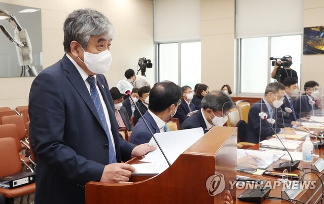 ▲ 한상혁 방송통신위원장이 29일 오전 국회에서 열린 과학기술정보방송통신위원회 전체회의에서 업무보고를 하고 있다. ⓒ연합뉴스