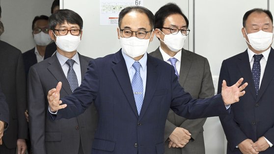 ▲ 이원석 검찰총장 직무대리(대검찰청 차장검사)가 29일 오전 서울 송파구 서울동부지방검찰청에서 열린 보이스피싱 범죄 정부합동수사단 출범식을 마치고 합동수사단 사무실을 둘러보고 있다. ⓒ연합뉴스