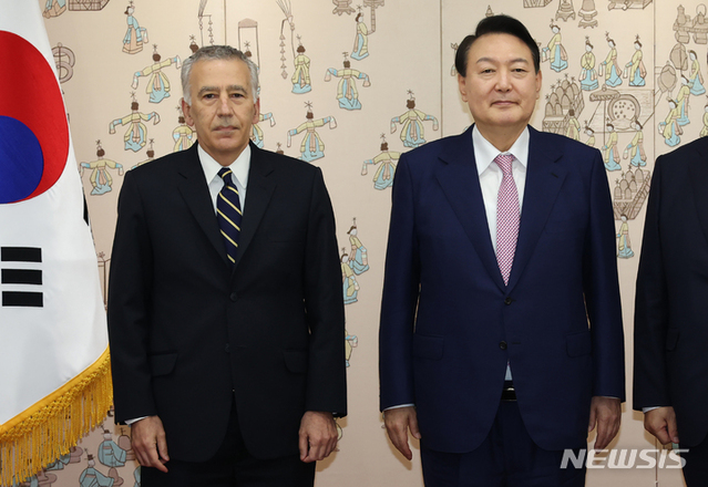 ▲ 윤석열 대통령이 29일 오후 서울 용산 대통령실에서 열린 주한대사 신임장 제정식에서 필립 골드버그 주한 미국 대사로부터 신임장을 받은 뒤 기념촬영을 하고 있다.ⓒ뉴시스(사진=대통령실통신사진기자단)