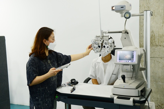 ▲ 29일 지역 고교생들이 대구보건대학교 안경광학과를 방문해 개인별 맞춤 안경 무료 제작을 위한 시력검사를 하고 있다.ⓒ대구보건대