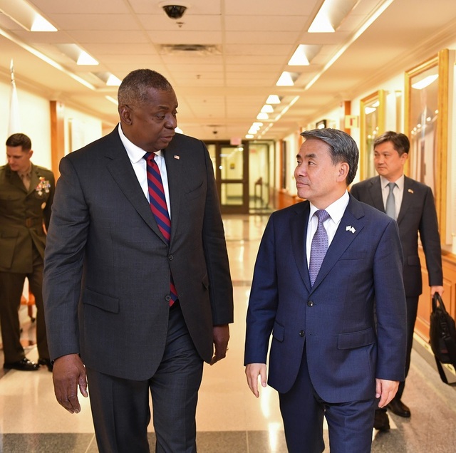 ▲ 이종섭 국방부 장관(사진 우측)과 로이드 오스틴 미 국방부 장관. ⓒ국방부 제공