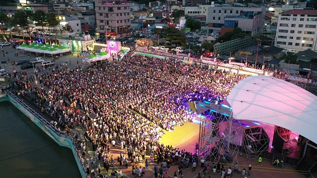 ▲ 제24회 봉화은어축제 행사장에는 코로나19 재확산과 무더위 속에서도 전국 각지에서 모여든 관광객들로 인산인해를 이뤘다.ⓒ봉화군