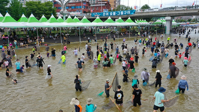 ▲ 제24회 봉화은어축제에 참가한 관광객들이 은어잡기 체험을 하고 있다.ⓒ봉화군
