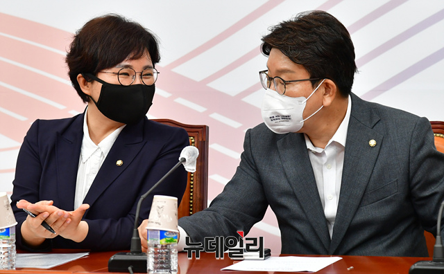 ▲ 권성동 국민의힘 대표 직무대행 겸 원내대표와 조수진 최고위원이 11일 오전 국회에서 열린 최고위원회의에서 대화를 나누고 있다.ⓒ이종현 기자