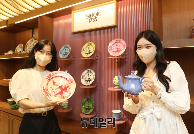 ▲ '지노리 1735' 모델들이 31일 서울 중구 소공동에 위치한 롯데백화점 본점에서 상품을 홍보하고 있다.ⓒ롯데쇼핑