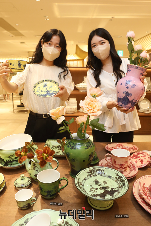 ▲ '지노리 1735' 모델들이 31일 서울 중구 소공동에 위치한 롯데백화점 본점에서 상품을 홍보하고 있다.ⓒ롯데쇼핑