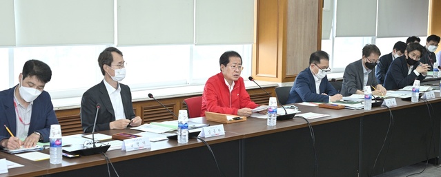▲ 홍준표 대구시장이 취임 후 첫 실·국 업무보고를 받은 자리에서 주요 현안을 챙기는 등 시정 고삐를 바짝 죘다.ⓒ대구시