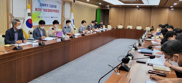 ▲ 경상북도는 지난 29일 도청 회의실에서 이달희 경제부지사 주재로 비상경제대책본부 5개 반의 실국장 등 20여명이 참석한 가운데 제3차 비상경제대책회의를 개최했다.ⓒ경북도