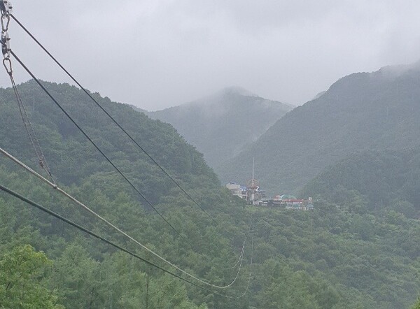 ▲ 지난 31일 오전 11시 24분께 충남 금산군 대둔산에서 30대 아버지와 6살 아들이 함께 타고 있던 집라인이 갑자기 멈춰 서는 사고가 발생했다. 뒤이어 60대 부부가 탑승한 집라인이 출발하면서, 멈춰 선 집라인을 추돌했다. 이 사고로 탑승객 4명이 상처를 입어 인근 병원에서 치료받고 있다. 경찰은 시설 관리자 등을 상대로 정확한 사고 경위를 조사하고 있다.ⓒ금산소방서