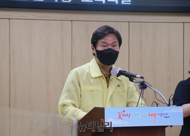 ▲ 조현일 경산시장이 1일 오전 경산시 긴급 재난지원금 지원과 관련한 브리핑을 하고 있다.ⓒ뉴데일리