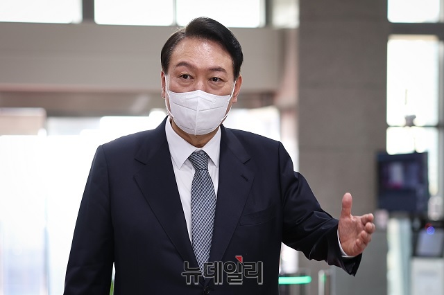 ▲ 윤석열 대통령이 지난 25일 오전 서울 용산 대통령실 출근길에 '도어스테핑'을 하고 있다. ⓒ뉴데일리DB