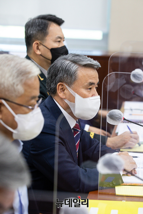 ▲ 이종섭 국방부 장관이 1일 국회에서 열린 국방위원회 전체회의에서 의원 질의에 답하고 있다.ⓒ이종현 기자(공동취재사진)