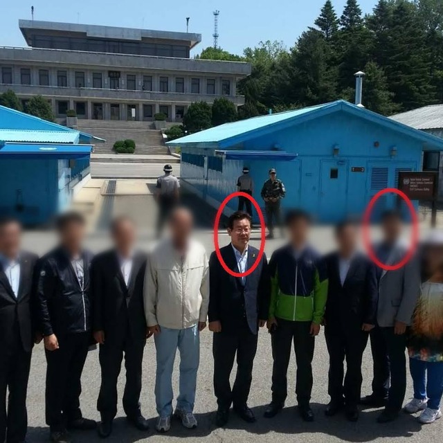 ▲ 2015년 5월21일 이재명 당시 성남시장이 판문점에서 열린 성남시재향군인회 주최 안보 체험행사에서 행사 참석자들과 사진을 찍고 있다. 오른쪽 빨간 동그라미가 김혜경씨 법인카드 유용 의혹과 관련해 참고인 조사를 받은 뒤 숨진 A씨다. ⓒ유튜브채널 가로세로연구소