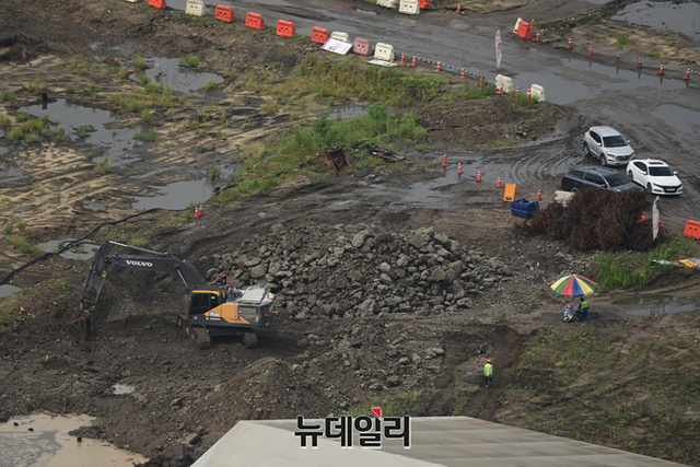 ▲ 건설노동자들이 1일 오전 서울 용산구 용산정비창 부지 일대에서 공사를 하고 있다. 서울시는 지난달 26일 설명회에서 