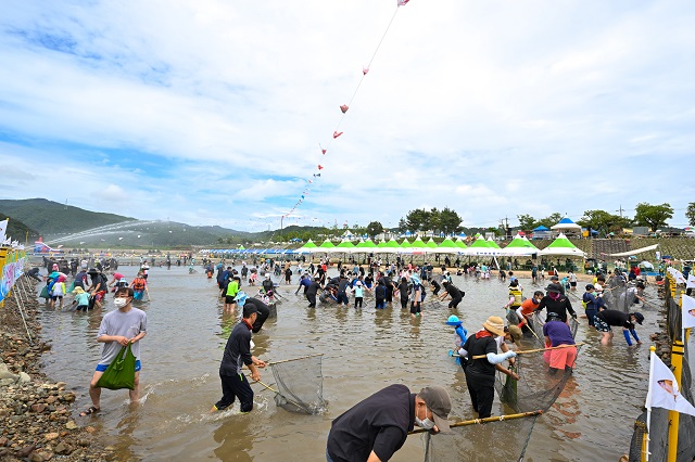 ▲ 영덕군 오십천 둔치에서 열린 ‘2022년 영덕황금은어축제’가 피서객과 지역주민들의 뜨거운 호응 속에 성황리에 마쳤다.ⓒ영덕군