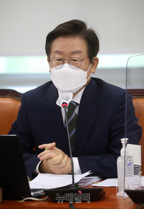 ▲ 이재명 더불어민주당 의원이 1일  국회에서 열린 국방위원회 전체회의에 참석해 발언하고 있다. ⓒ이종현 기자