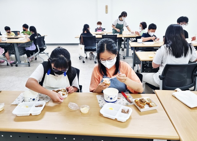 ▲ 영천시 청소년수련관은 지난달 27일부터 여름방학 프로그램 ‘썸머 파라다있어’ 운영과 건전한 방학 생활을 위해 댄스실, 노래연습실 등 활동실을 이용하고 있는 청소년들로 넘쳐나 청소년들의 문화·예술·자기계발 활동 중심공간으로 거듭나고 있다.ⓒ영천시