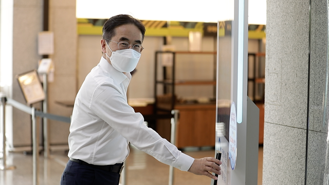 ▲ 장덕현 삼성전기 사장이 나눔 키오스크에 태깅하고 있다. ⓒ삼성전기