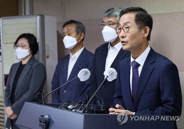 ▲ 김호철 국가경찰위원회 위원장 등 국가경찰위 위원들이 2일 서울 서대문구 미근동 경찰청에서 경찰국 강행 유감 표명 기자회견을 하고 있다. ⓒ연합뉴스