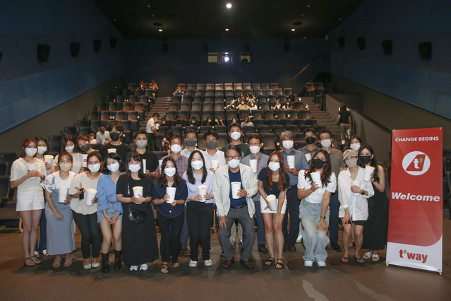 ▲ 정홍근 대표와 임직원들이 1일 롯데시네마 김포공항점에서 영화 ‘비상선언’을 함께 관람하고 기념촬영을 하고 있다. ⓒ티웨이항공