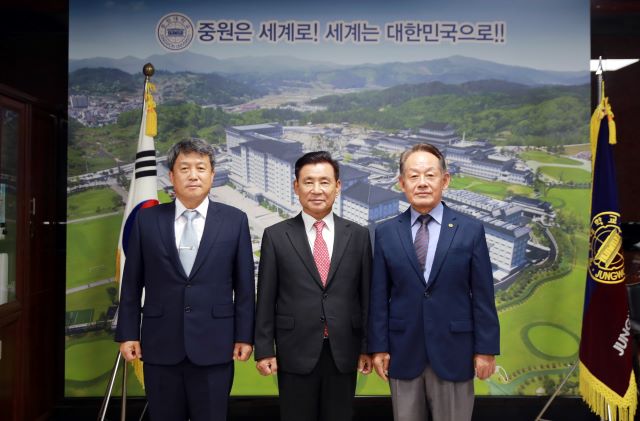 ▲ (좌측부터) 이성용 전 공군 참모총장, 황윤원 중원대 총장, 최윤희 전 합참의장.ⓒ중원대