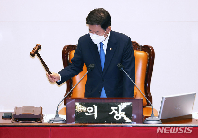 ▲ 김진표 국회의장이 2일 서울 여의도 국회에서 열린 제398회 국회(임시회) 제8차 본회의에서 의사봉을 두드리고 있다. ⓒ뉴시스