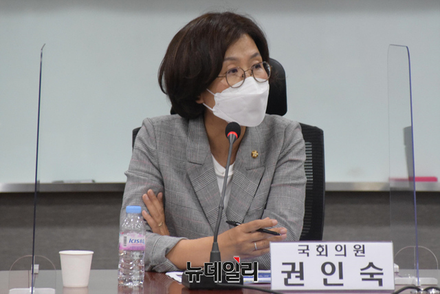 ▲ 권인숙 더불어민주당 의원이 2일 '대선·지선 반성과 교훈' 토론회에 참여하고 있다. ⓒ이원욱 의원실 제공