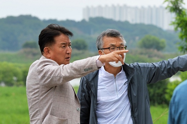 ▲ 김영환 충북도지사가 취임 후 그의 대표 공약인 레이크 파크 르네상스 실천을 위해 미호천을 답사하고 있다.ⓒ충북도
