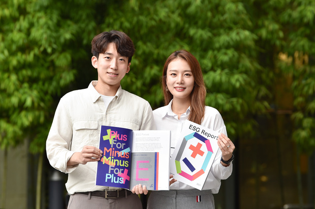 ▲ LG에너지솔루션 직원들이 ESG리포트를 소개하고 있다. ⓒLG에너지솔루션 제공