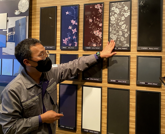 ▲ 쇼룸에서 김민석 부산공장 품질관리팀 부장이 설명하는 모습. ⓒ동국제강