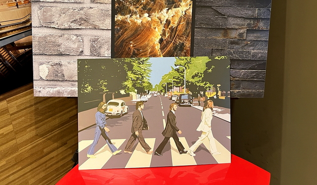 ▲ 비틀즈 멤버들이 에비로드를 건너는 디자인이 반영된 제품도 볼 수 있었다. ⓒ김재홍 기자