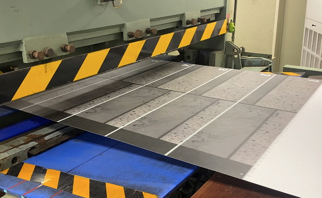 ▲ 대리석 디자인의 컬러강판이 나오는 모습. ⓒ동국제강