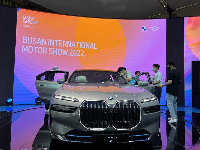 ▲ 지난달 부산국제모터쇼에서 공개된 BMW i7 ⓒ정원일 기자