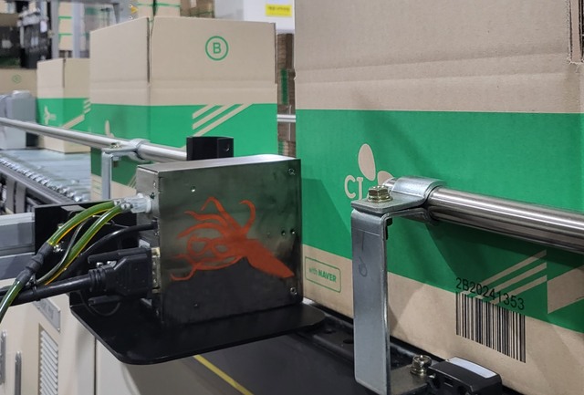 ▲ CJ대한통운의 먹물분사형 바코드 표기 작업. ⓒCJ대한통운