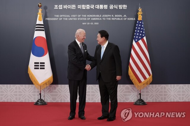 ▲ 윤석열 대통령이 지난 5월21일 서울 용산구 대통령실 청사를 방문한 조 바이든 미국 대통령과 기념촬영을 하며 악수하고 있다.ⓒ연합뉴스