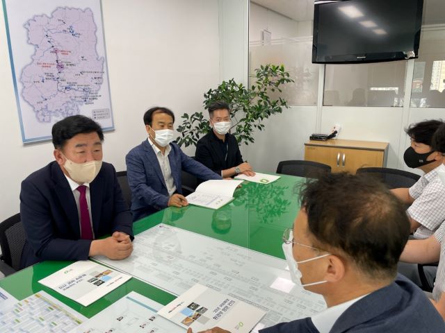 ▲ 이범석 청주시장이 3일 국비확보를 위해 환경부를 방문해  신진수 물관리정책실장과 면담을 가졌다.ⓒ청주시