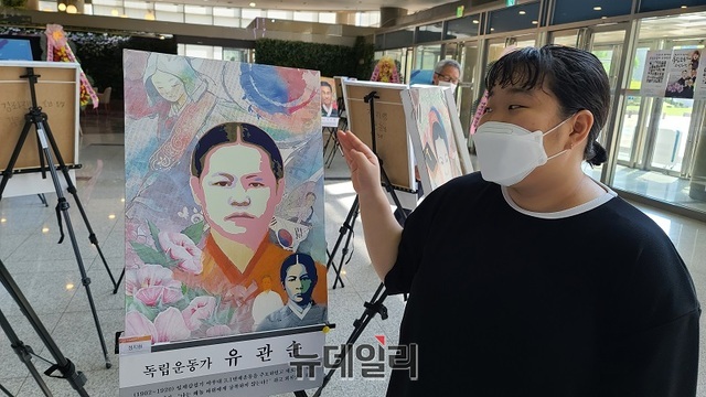 ▲ 정지원 학생(백석문화대 디자인학부)이 3일 천안시청 로비에서 전시중인 유관순 열사의 초상화에 대해 설명하고 있다.ⓒ김정원 기자
