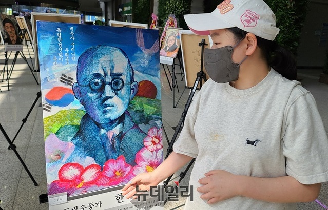 ▲ 고유라 백석문화대 디자인학부 학생이 3일 시청 1층 로비 전시장에서 독립운동가 한훈 선생의 초상화를 그린 배경을 밝히고 있다.ⓒ김정원 기자