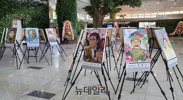 ▲ 천안시와 함께하는 독립운동가 초상화전이 지난 2일부터 오는 6일까지 천안시청 로비에서 열리고 있다. 이번 전시회는 백석문화대 학생 42명이 독립운동가 42명을 직접 그렸다.ⓒ김정원 기자