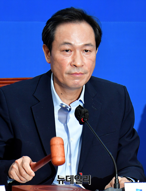 ▲ 우상호 더불어민주당 비상대책위원장이 1일 오전 국회에서 열린 비상대책위원회의에서 의사봉을 두드리고 있다.ⓒ이종현 기자