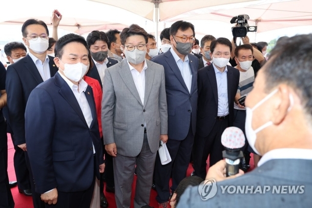 ▲ 권성동 국민의힘 원내대표와 성일종 국민의힘 정책위의장 등 당 지도부가 3일 오전 세종시 세종동 국회 세종의사당 예정부지를 방문해 최민호 세종시장으로부터 설명을 듣고 있다.ⓒ연합뉴스