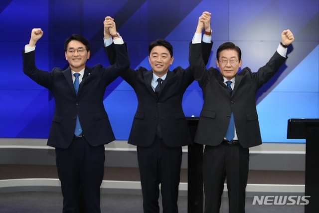 ▲ 박용진(왼쪽부터)·강훈식·이재명 더불어민주당 당 대표 후보들이 지난 2일 오후 강원 춘천시 G1 강원민방에서 열린 지역순회 방송토론회에 앞서 포즈를 취하고 있다. ⓒ뉴시스