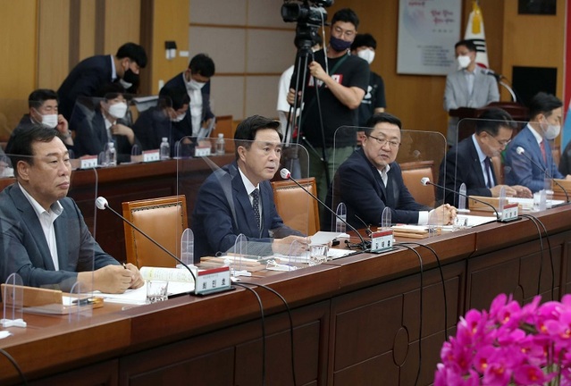 ▲ 김태흠 충남도지사가 3일 대전시청에서 열린 국민의힘-예산정책협의회에서 충남 주요 현안사업에 대해 설명하고 있다.ⓒ충남도