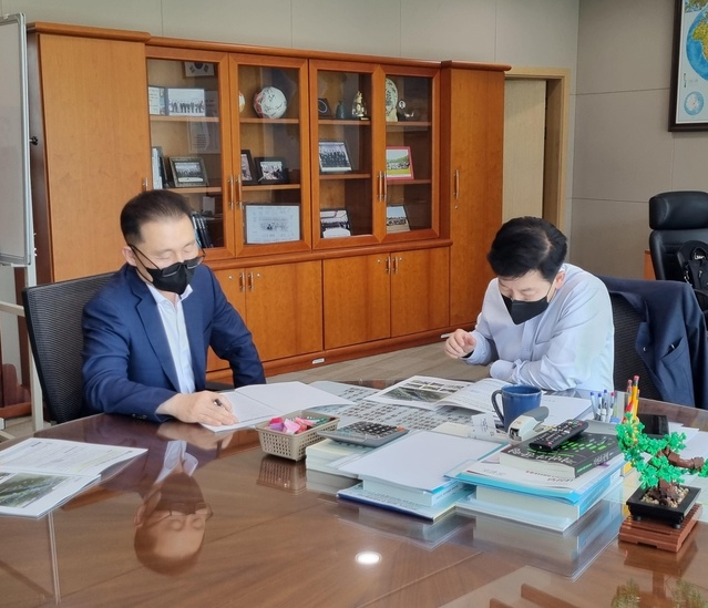 ▲ 이종화 대구시 경제부시장(왼쪽)은 8월 3일 기재부를 방문, 최상대 2차관 및 주요 예산심의관들과 면담을 진행하며 2023년 대구시 주요 국비 사업이 정부 예산안에 최대한 반영될 수 있도록 지원을 요청했다.ⓒ대구시