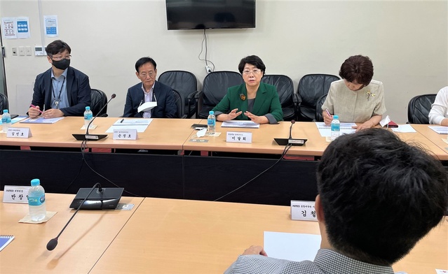 ▲ 이달희 경북도 경제부지사는 3일 포스텍 본관 회의실에서 포항시 관계자를 비롯한 반창일 포스텍 대학원장, 김철홍 IT융합공학과 교수와 함께 ‘포스텍 연구중심 의대 설립 추진 간담회’를 개최했다.ⓒ경북도