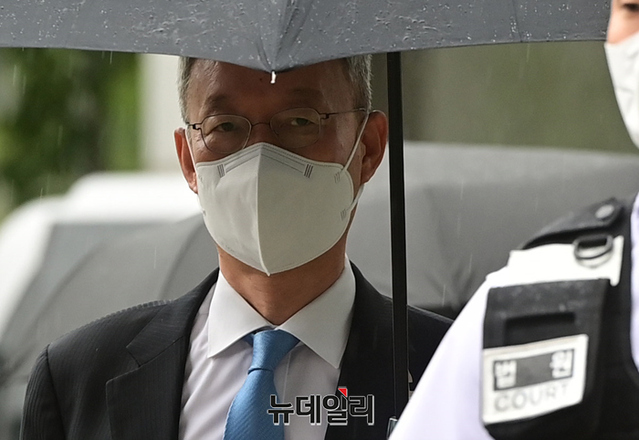 ▲ 직권남용권리행사방해 혐의로 사전 구속영장이 청구된 백운규 전 산업통상자원부 장관이 지난달 15일 오전 서울 송파구 서울동부지법에서 열린 영장실질심사에 출석하고 있다. ⓒ장상윤 기자