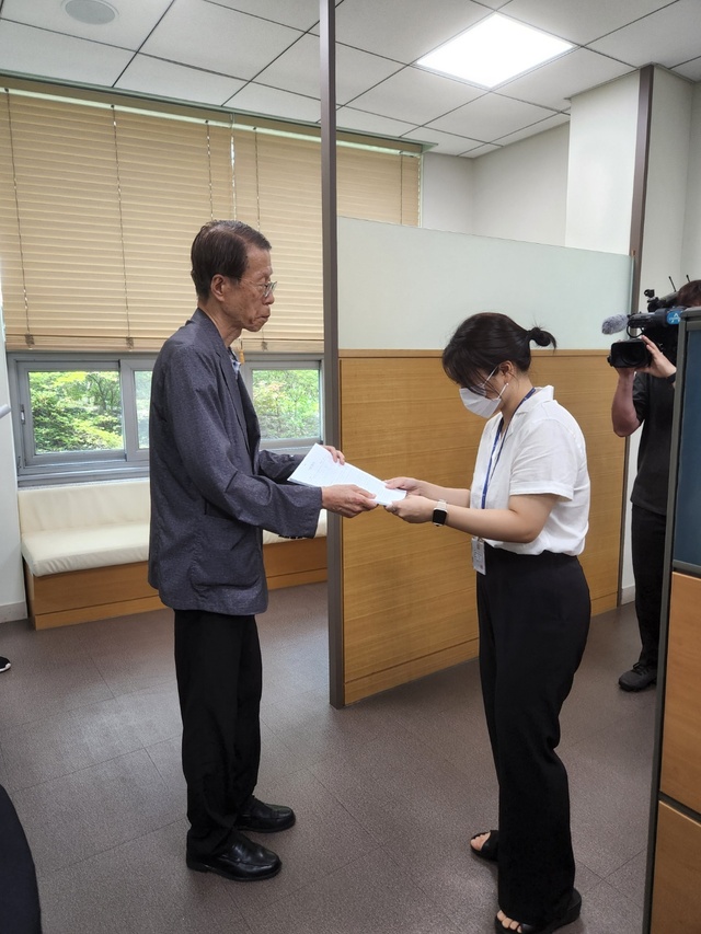 ▲ 4일 오전 진행된 한전공대 설립 적정성 감사청구 기자회견에 참석한 김태훈 한변 명예회장이 감사원 직원에게 감사청구인 307명의 서명이 담긴 서류를 전달하고 있다. ⓒ진선우 기자