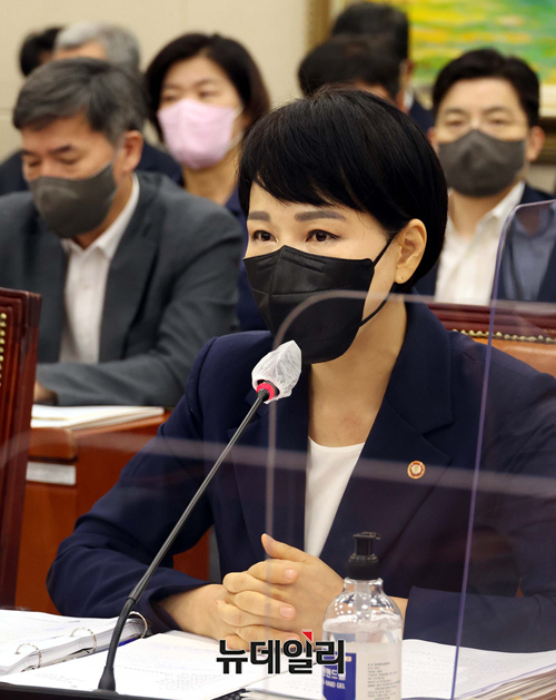 ▲ 전현희 국민권익위원장이 27일 국회 정무위에 출석하여 의원들의 질의에 답변하고 있다. ⓒ이종현 기자(사진=공동취재단)